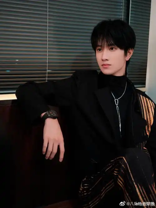 敖子逸晒拍一拍随拍##敖子逸黑金西装造型