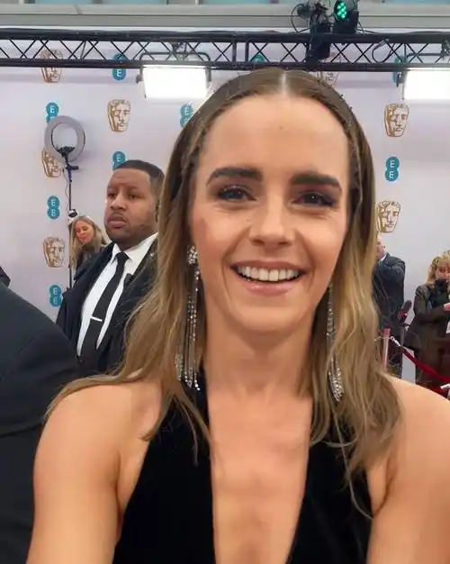 艾玛沃特森典礼造型被嫌老气,3个月后短发亮眼颜值巨星风范满满_女神_