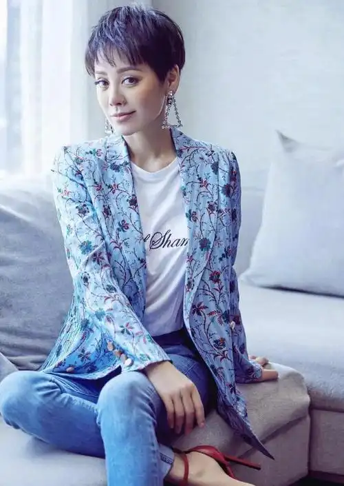 宁静短发造型a爆了西装配牛仔裤气质惊艳47岁身材比例太出众