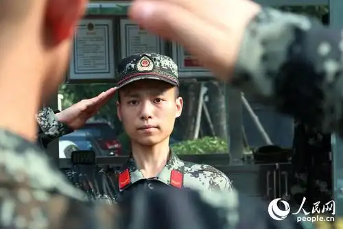 首都高温百余名武警校尉走上执勤一线送清凉2