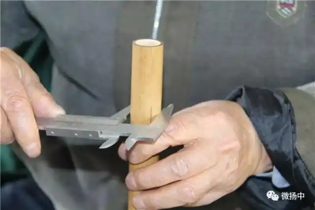 仿佛还是当年的小学徒一样 虔诚地完成这批笛子的制作