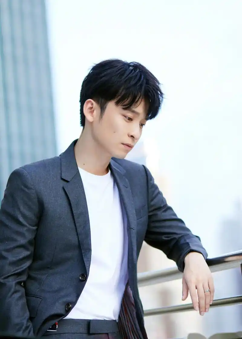 董子健一组天台冷调写真曝光,或眼神坚定或内敛沉思,初冬午后阳光勾勒