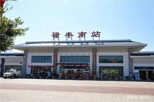 行走成昆铁路,前往禄丰南站,恐龙之乡的田野上春光正美