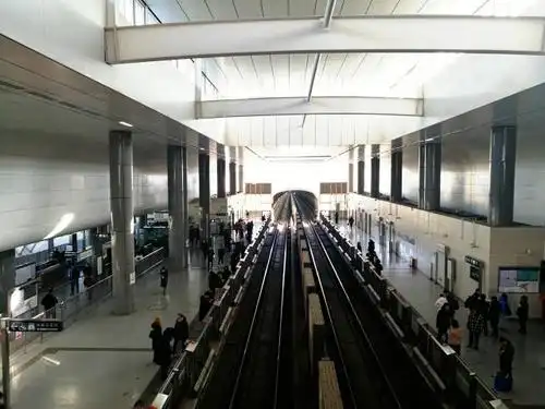 北京地铁大兴线的西红门站是非常巧妙的高架站,进入商场非常方便