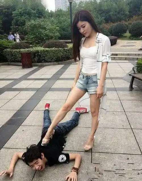 妹子公园里用高跟鞋踩着男友不合适吧他做错了什么这么处罚他