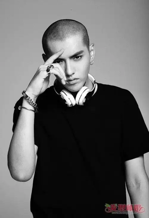 平头露五官造型设计甩出00后男生的帅气,剃出最为潮流帅气的男生短发