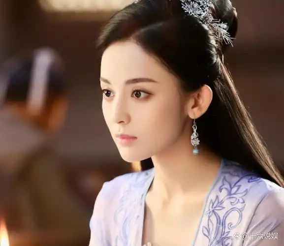 古力娜扎与成龙同庆70岁大寿亲密合影曝光年龄差距38岁