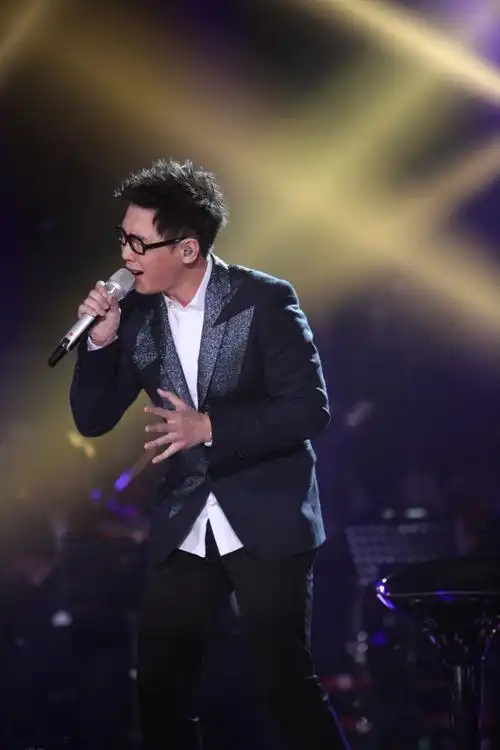 p>品冠,本名黄品冠,1972年2月26日出生于马来西亚吉隆坡,祖籍中国