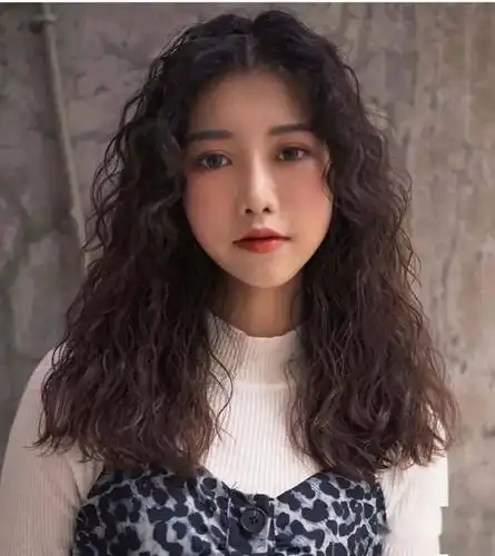 春节前发型别乱烫烫发就选全头烫