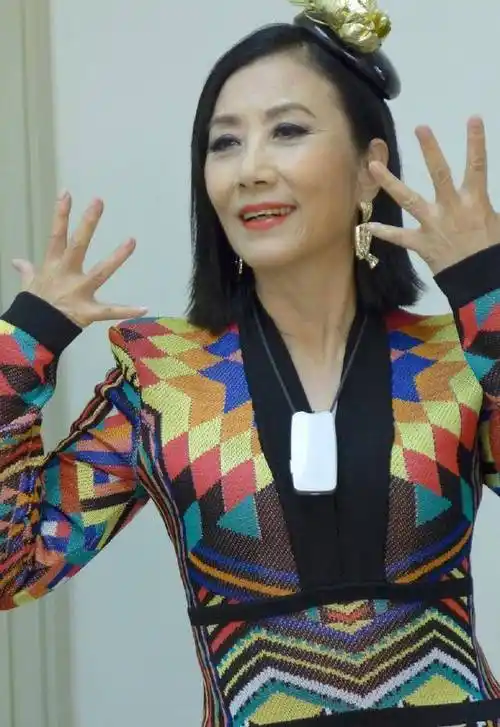 原创汪明荃越老越放肆72岁还穿时尚短裙秀腿奈何松弛脸蛋太减分