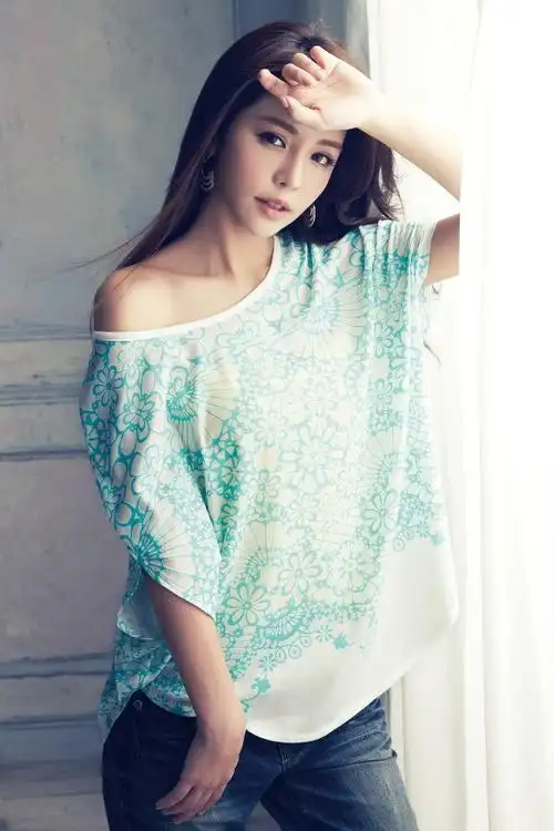 李毓芬同瑞莎为手机游戏站台