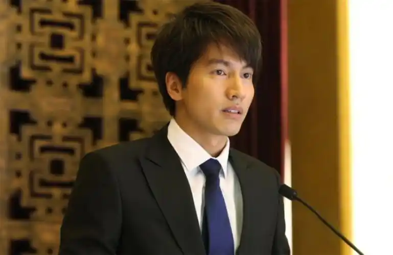 被岁月眷顾的言承旭,43岁依旧拥有绝世颜值,换发型之后更帅气