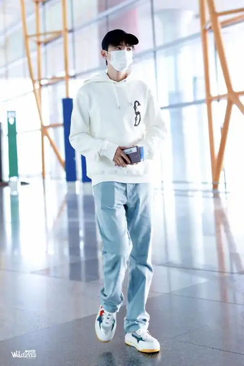 王俊凯超话启程前往巴黎时装周,白色卫衣配牛仔裤的简单搭配,开启他的