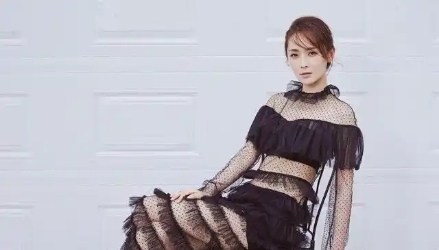 李曼穿衣真胆大,穿一件黑色蛋糕连衣裙性感大气,女神范十足