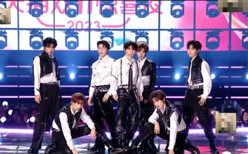 《楼外楼》时代少年团首次外务演出