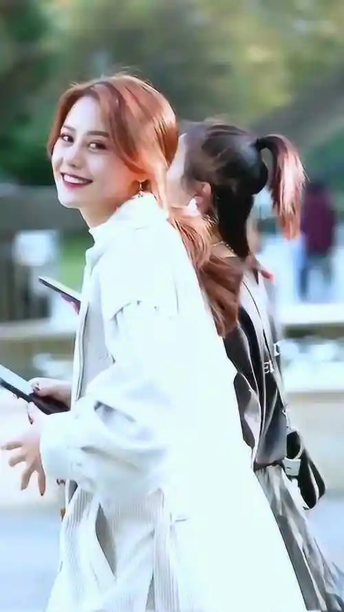 比心的小姐姐酒窝也太甜了,对这种笑起来甜甜的女生,最没抵抗力