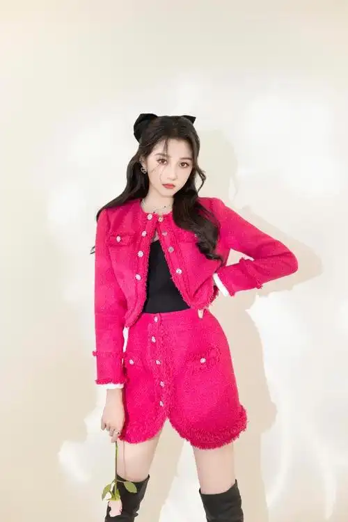 关晓彤写真粉色毛衣配黑靴时尚感爆棚网友这才是女神风范