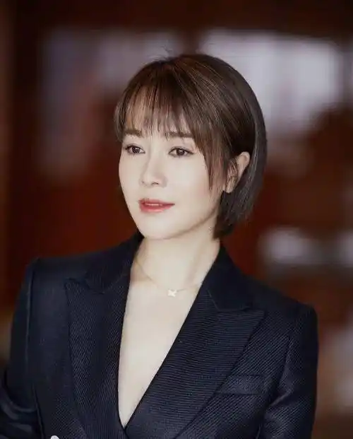 左小青只不过剪了短发波波头,41岁美回21岁,早该选这款发型_西装_知性