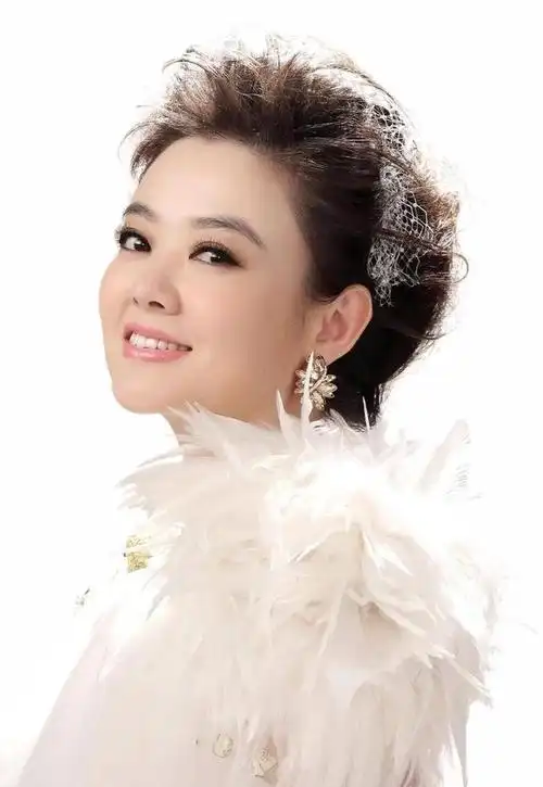 王庆爽:军旅歌手的高音豪迈她,是中国军旅歌手王庆爽,也是一位著名的