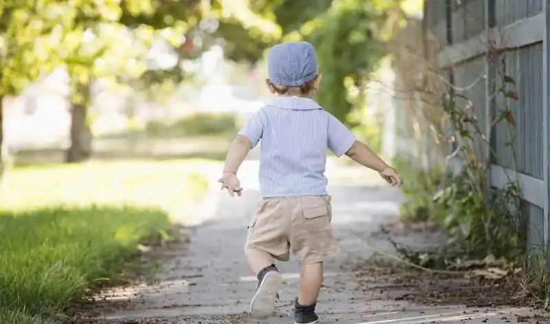 宝宝学走路晚是发育迟缓吗真相是