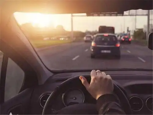 晚上开车跑高速舒服,还是白天舒服?老司机:这种景色你看不到!