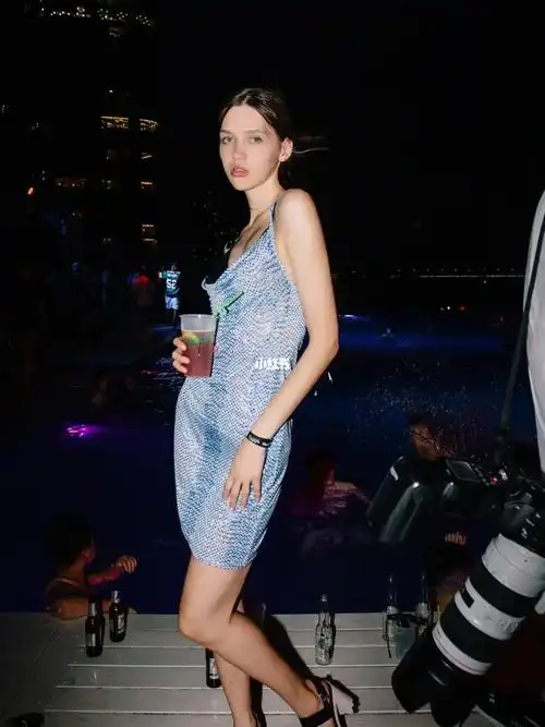 杭州网红外国模特常去的泳池酒吧skylight