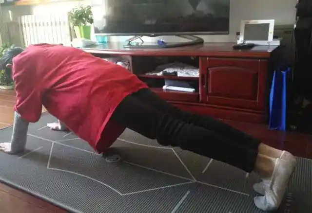 运动中,学生们正在用拼搏和进取,坚持和向上的精神诠释着新时代高中生