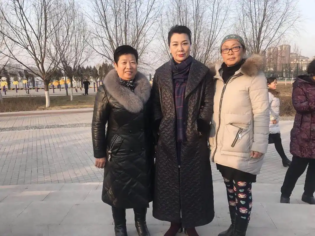 和豫剧名家汪荃珍,柏青,李金枝合影留念! - 抖音