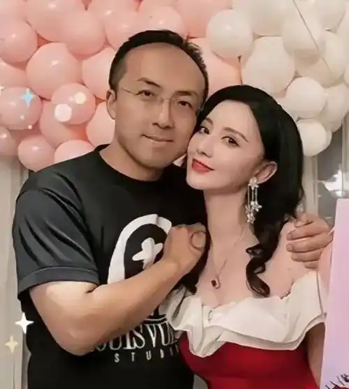 张萌罕晒与老公合影!秀恩爱却翻车被骂:富豪老公真丑!有钱真香