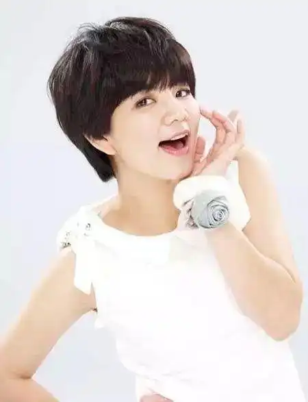 那时的ella还是个短发假小子,帅气的另一面也是很可爱