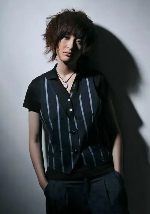 用曾轶可的哪一张图片做qq空间的头像好看?