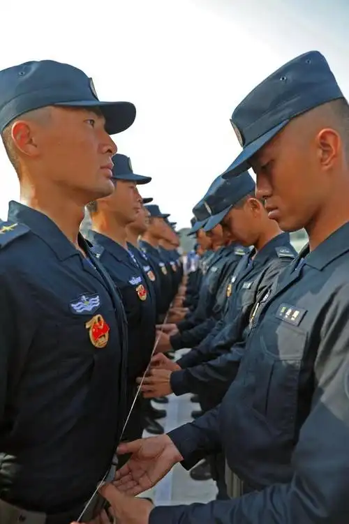 国庆阅兵仪式上的新式海军工作服,士兵也有姓名牌