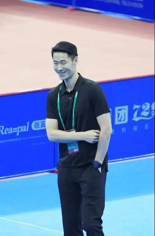 43岁王励勤身材依旧在线活宝娇妻两个小棉袄成人生赢家