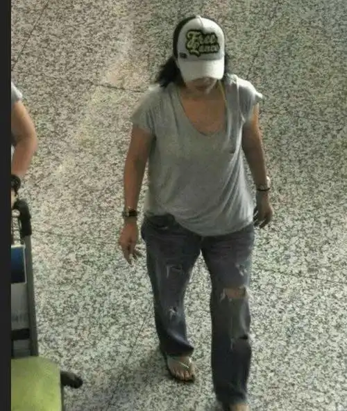 那英机场偷拍照皮肤粗糙穿着邋遢不化妆像七十岁老大妈