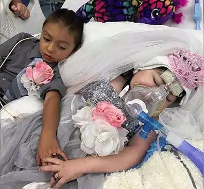 5岁小女孩去世前与闺蜜结婚,网友看法不同!