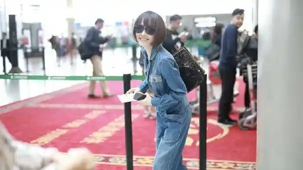 过去的陈鲁豫其实没有现在那么瘦,就像这一款造型的陈鲁豫穿了一件