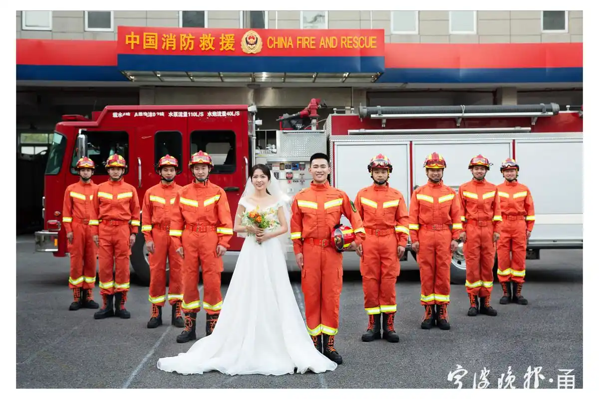 宁波消防员与妻子的这组橙色婚纱照燃爆了