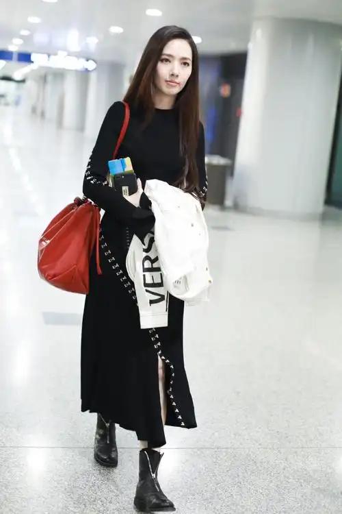 郭碧婷被求婚后首现机场 撩发比心恋爱甜蜜挡不住