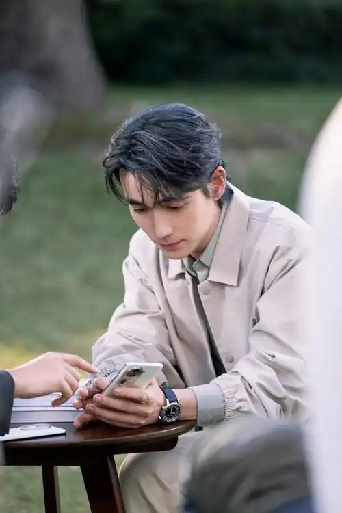 朱一龙片场路透新手机,确认为oppo reno11,影像爆料大升级!