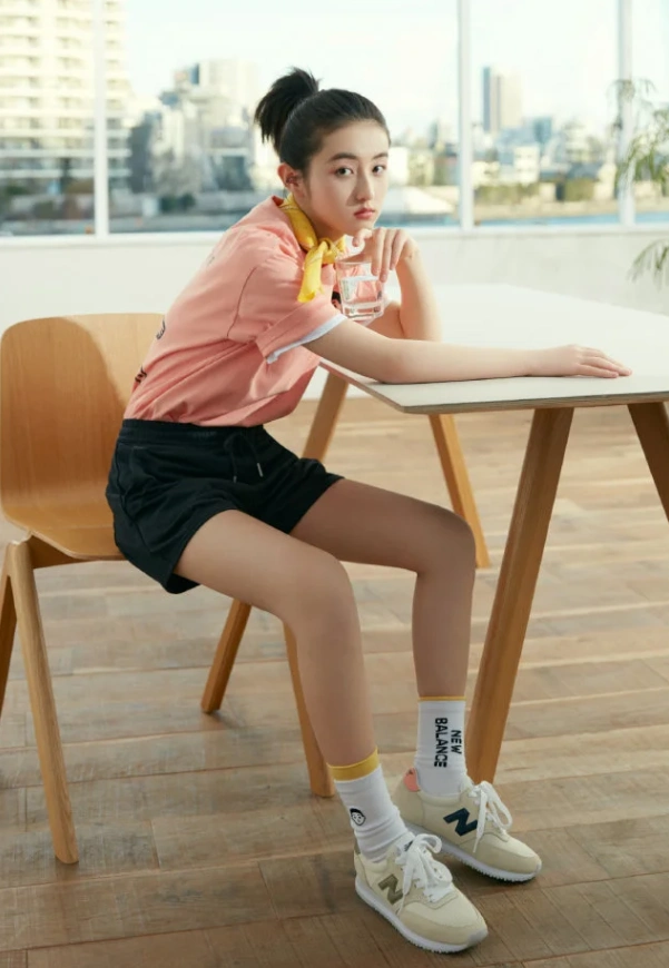 张子枫是童星出道,在5岁时就开始进入演艺圈,至今在圈内已发展了十多