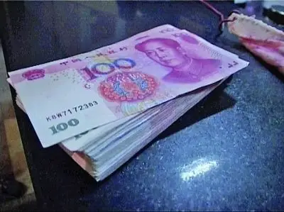 取款机内有卡 小伙试取9000害怕如数送到派出所