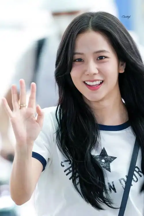 kimjisoo超话#金智秀幸福指数103%#  【图片】240623 智秀icn出境饭拍