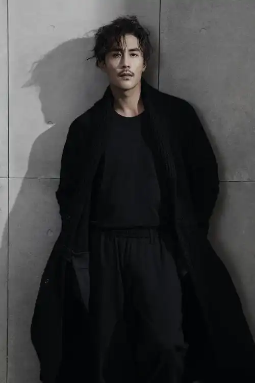 忧郁的男人有魅力吗 留着小胡子男人味十足  第3张