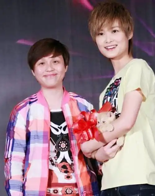 哇唧唧哇成立五周年李宇春深夜晒龙丹妮跳舞视频庆祝网友欣赏不来