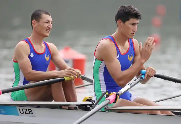 (杭州亚运会)赛艇-刘治宇张亮夺得男子双人双桨冠军(2)_新华社_决赛