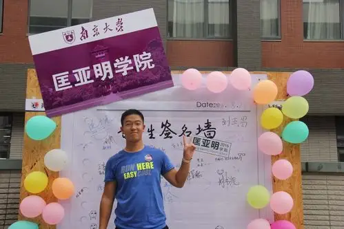 丰富多样的迎新材料报告注册的新同学走出宿舍区,在志愿者同学的引导