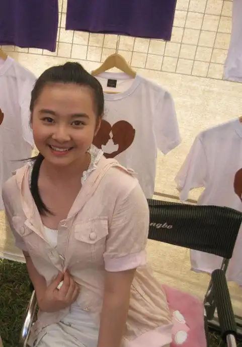 早在杨丽晓九岁的时候就已经进入演艺圈,出演的电视剧更是有50多部