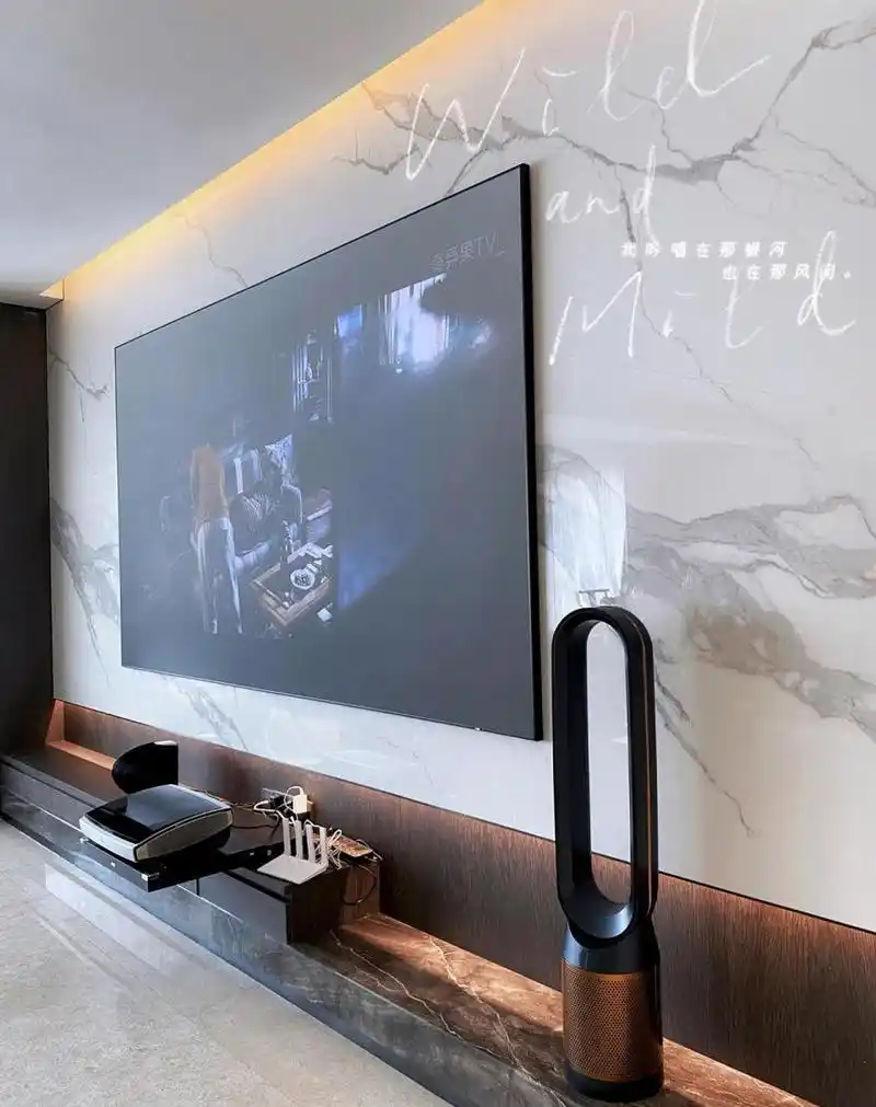 意式极简电视背景墙.  你喜欢这样的装修吗?喜欢点个赞吧.