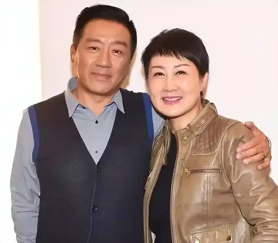 张凯丽:34岁嫁给作家,和丈夫相爱27年,却从不让女儿喊她妈妈_表演