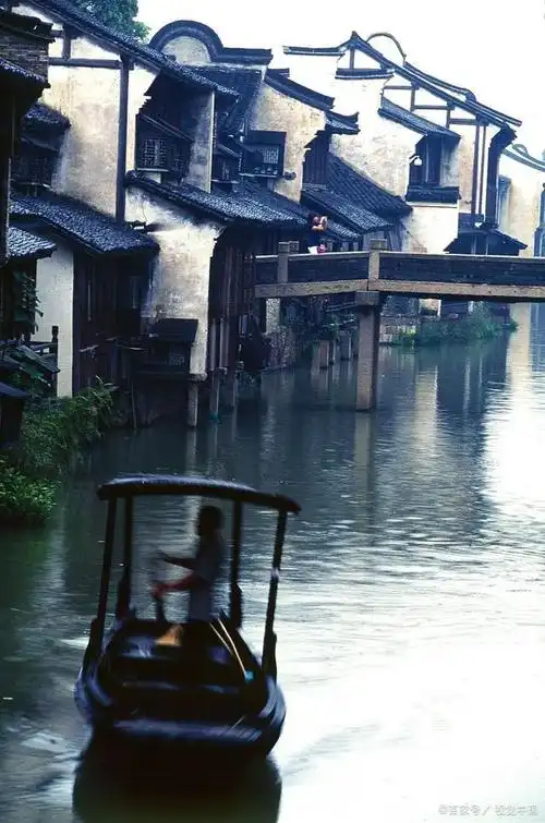 细雨朦胧中的江南真的是太美了,也真如我们所愿,在初春,雨中初游乌镇